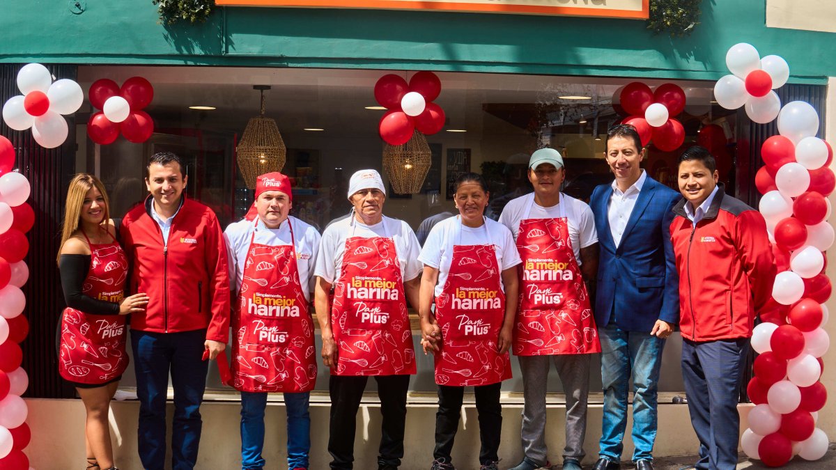 Ganadores.- En la foto los cuatro ganadores de la campaña de Moderna Alimentos.