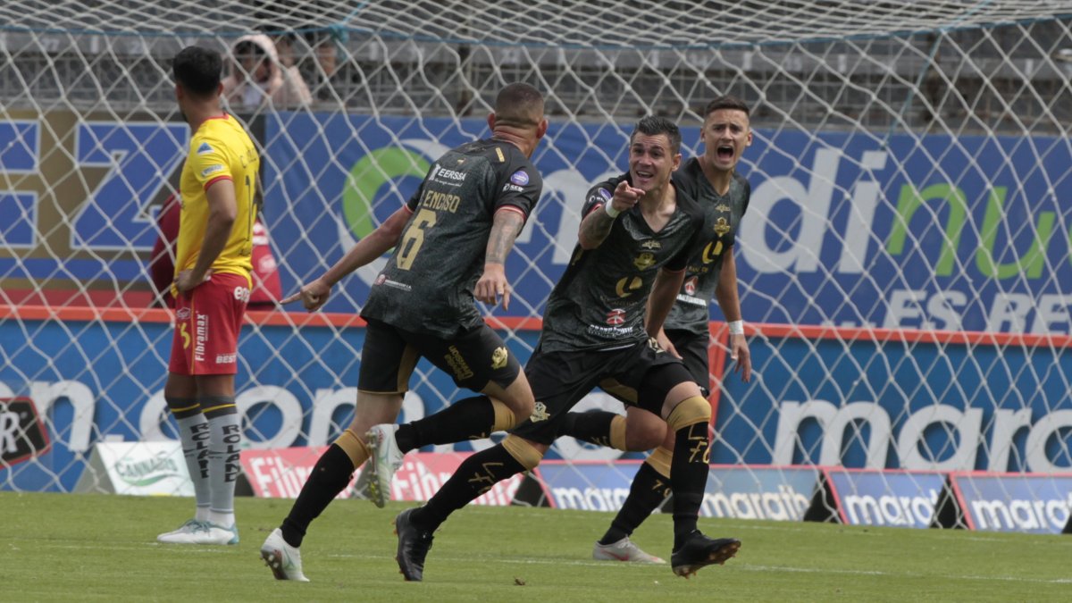 El paraguayo Cristian Enciso (6) festeja tras marcar el primer gol del cuadro lojano.