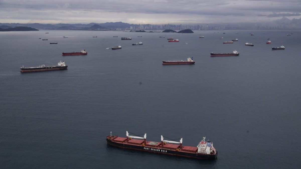 Panamá.- Un grupo de buques esperan cruzar en el Canal.