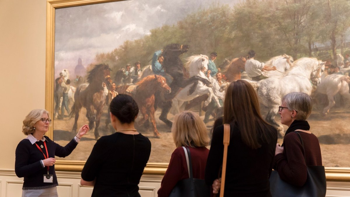 Exhibición. Un grupo de personas recorre una de las salas del museo.