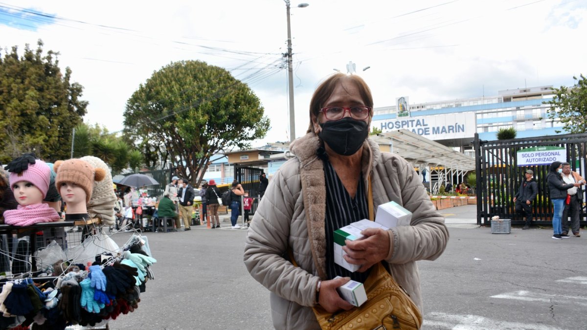 Servicio. María Teresa Ramírez salió de una cita y recibió su medicina.