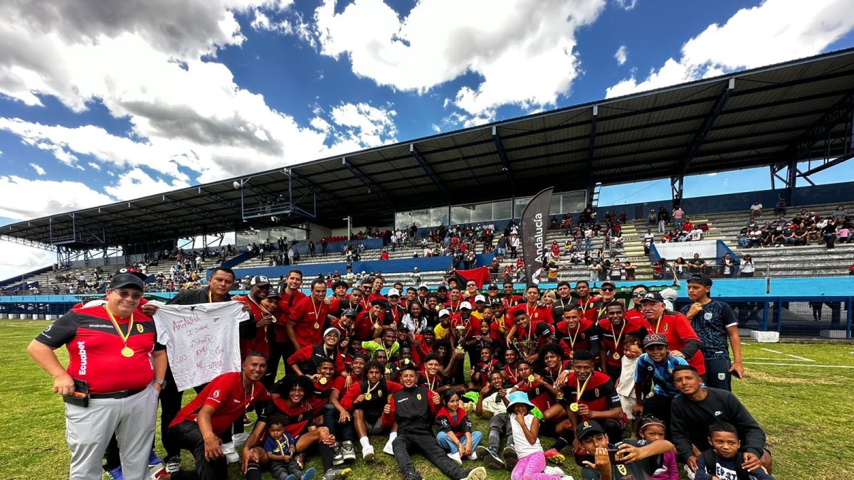 Los jugadores de AV25 y su celebración tras coronarse campeones del ascenso de Pichincha.