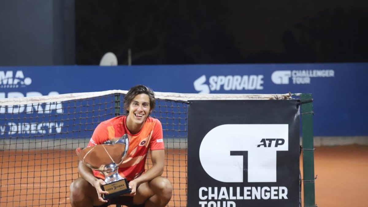 El tenista tricolor Álvaro Guillén y su felicidad al posar con el trofeo que ganó en el ATP Challenger de Lima.