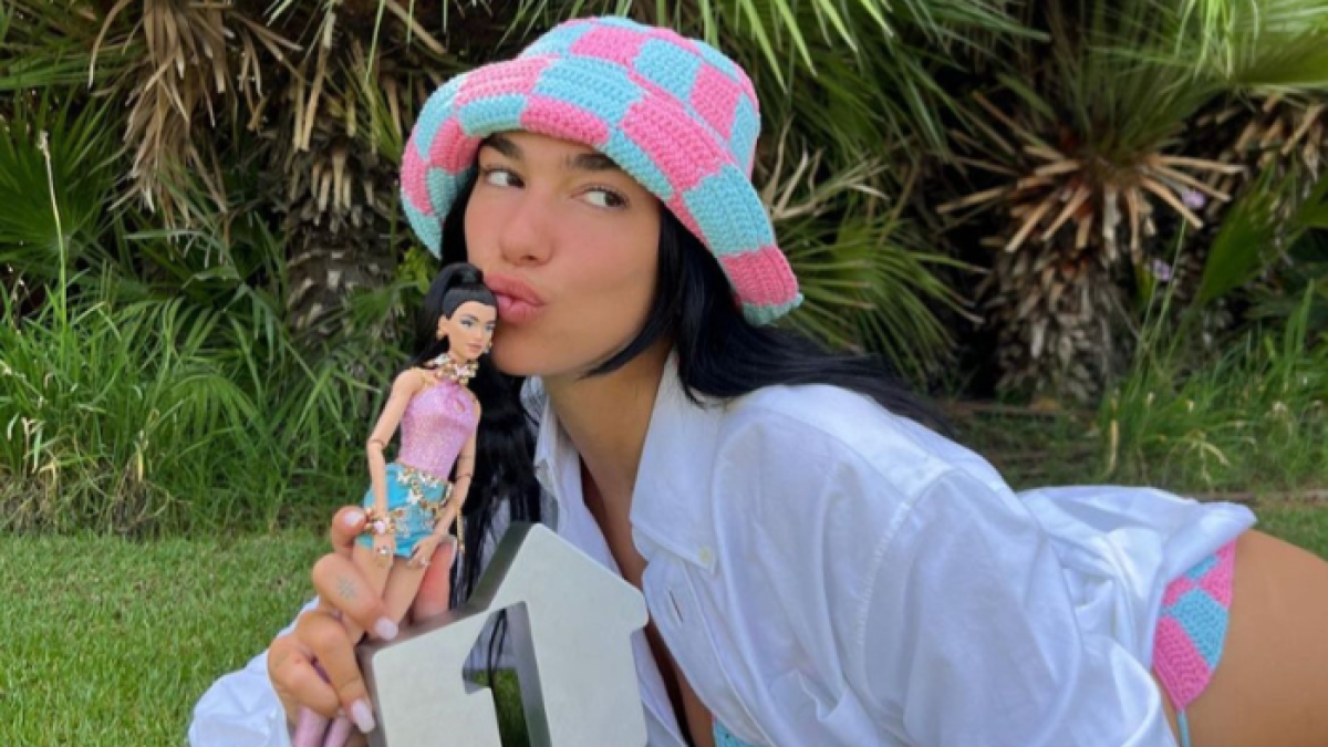 Dua Lipa junto a la Barbie obsequiada por Mattel.