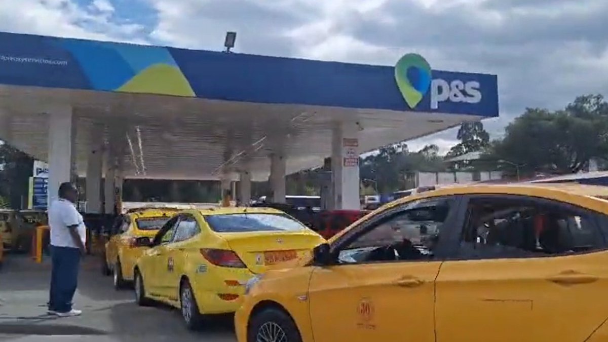Largas filas en gasolineras de Cuenca