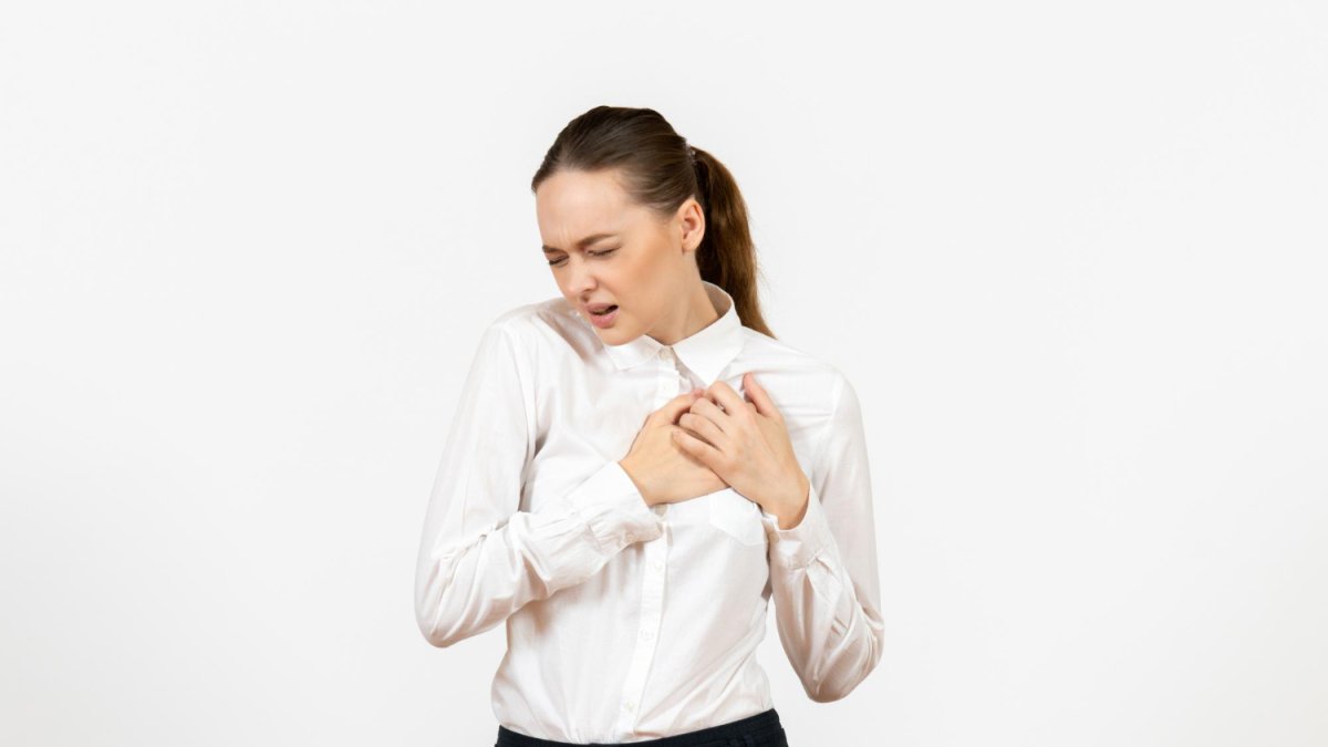 Si acabas de comer y sientes dolor en el pecho, un gas atrapado puede ser la causa.