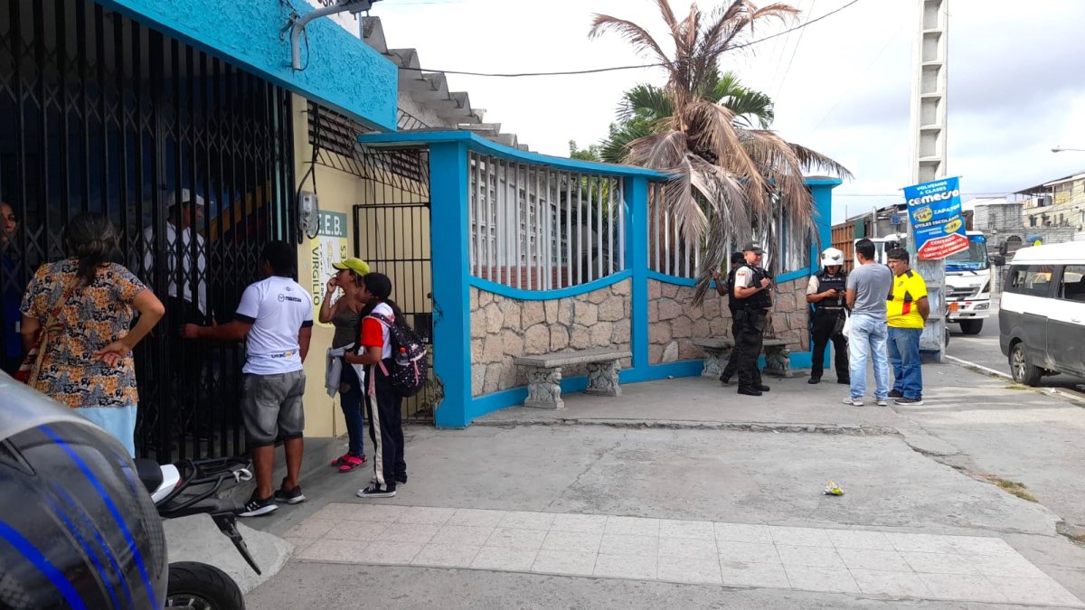 La policía acudió al sitio tras la alerta que se generó por el panfleto.