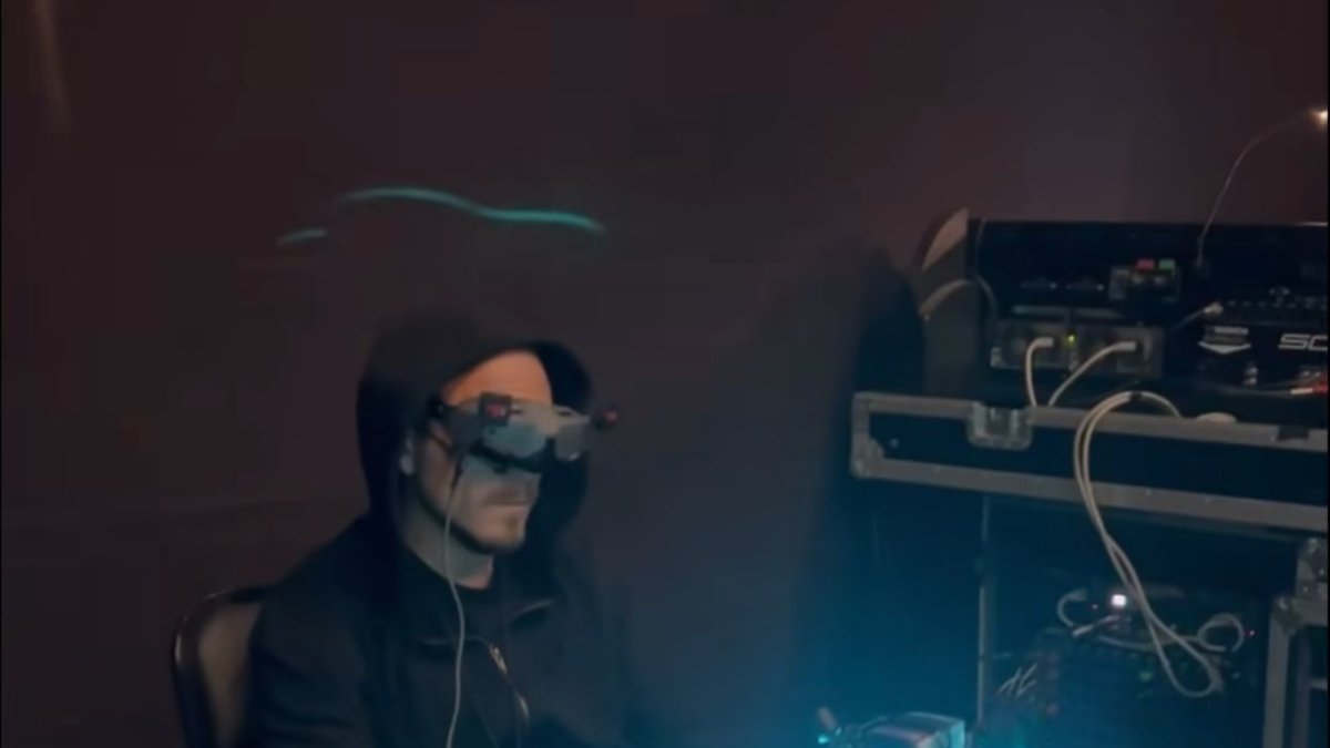 Maiko es el profesional encargado de pilotear el drone en los conciertos de Luis Miguel.