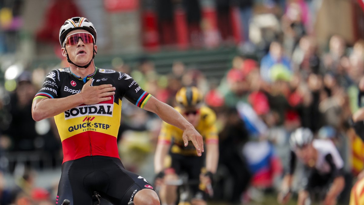 El ciclista belga Remco Evenepoel, del Soudal Quick Step se impone vencedor de la tercera etapa de La Vuelta disputada entre Suria y Arinsal (Andorra), de 158,5 km de recorrido.