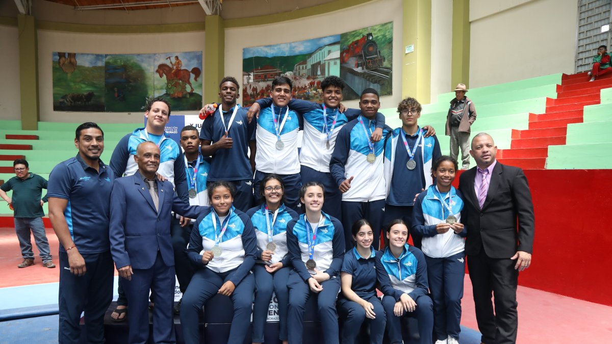 Los representantes por la pronvicia costeña posaron con sus medallas.