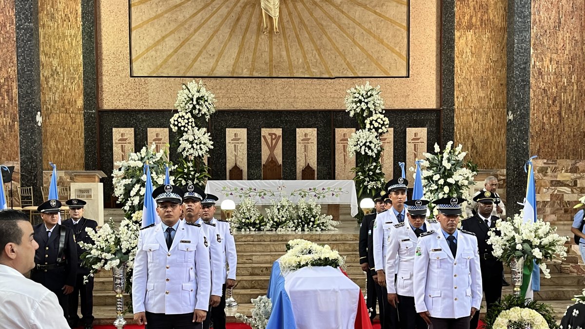 La bandera de Machala arropa el cofre de Carlos Falquez Batallas.