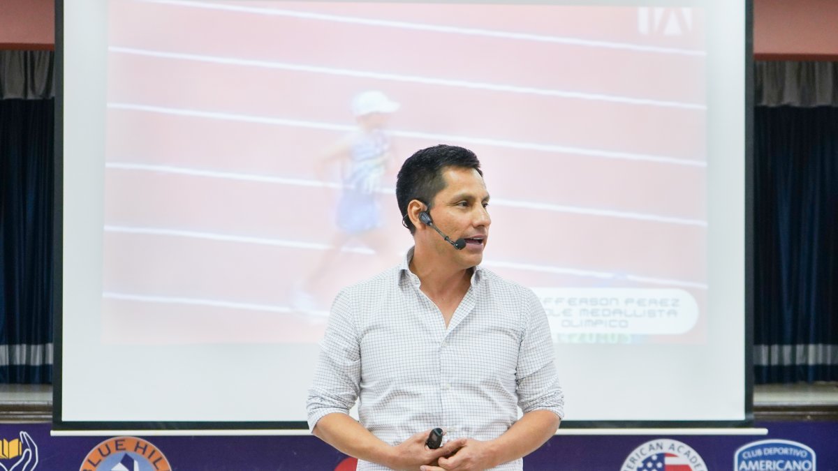 El campeón olímpico se dedica en gran parte de su tiempo a realizar conferencias motivadoras a estudiantes de colegios.
