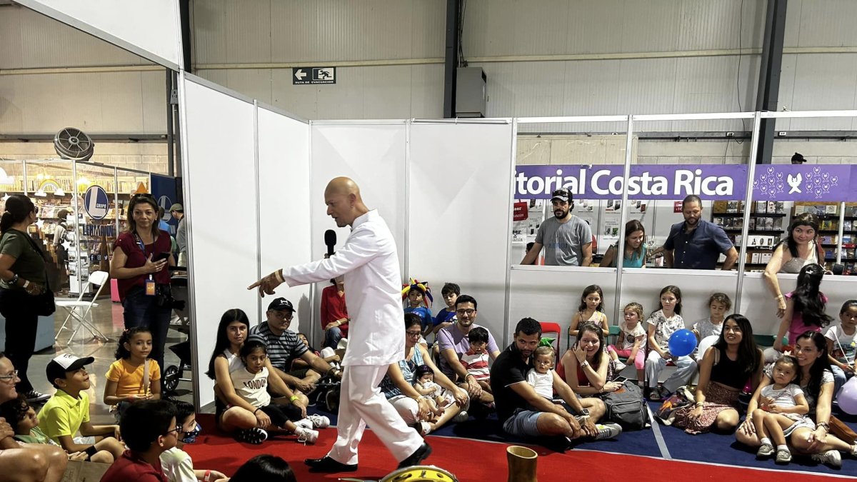 Evento. Un grupo de niños se deleita con una de las actividades que se desarrollan de forma paralela al encuentro del mundo de las editoriales y de los escritores.
