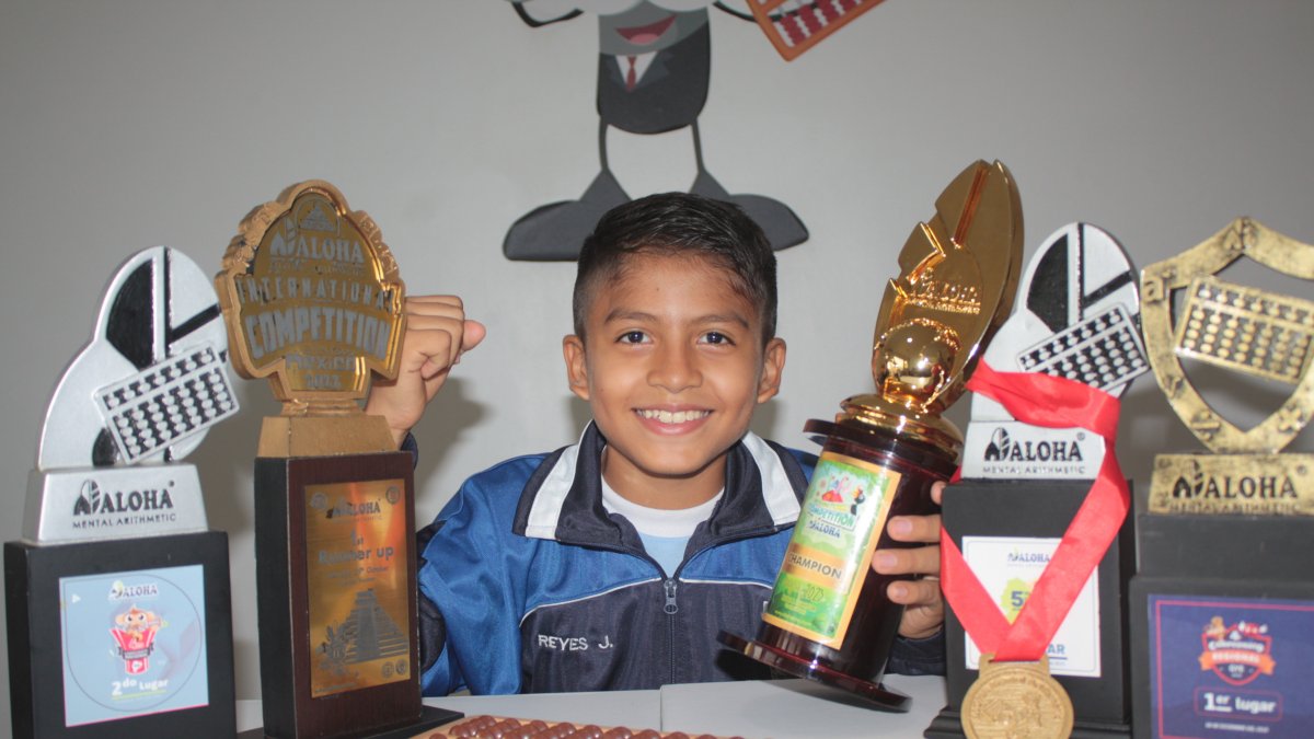 José Manuel Reyes Villafuerte muestra con orgullo las medallas y trofeos que ha ganado en las diferentes competencias nacionales e internacionales de matemáticas.