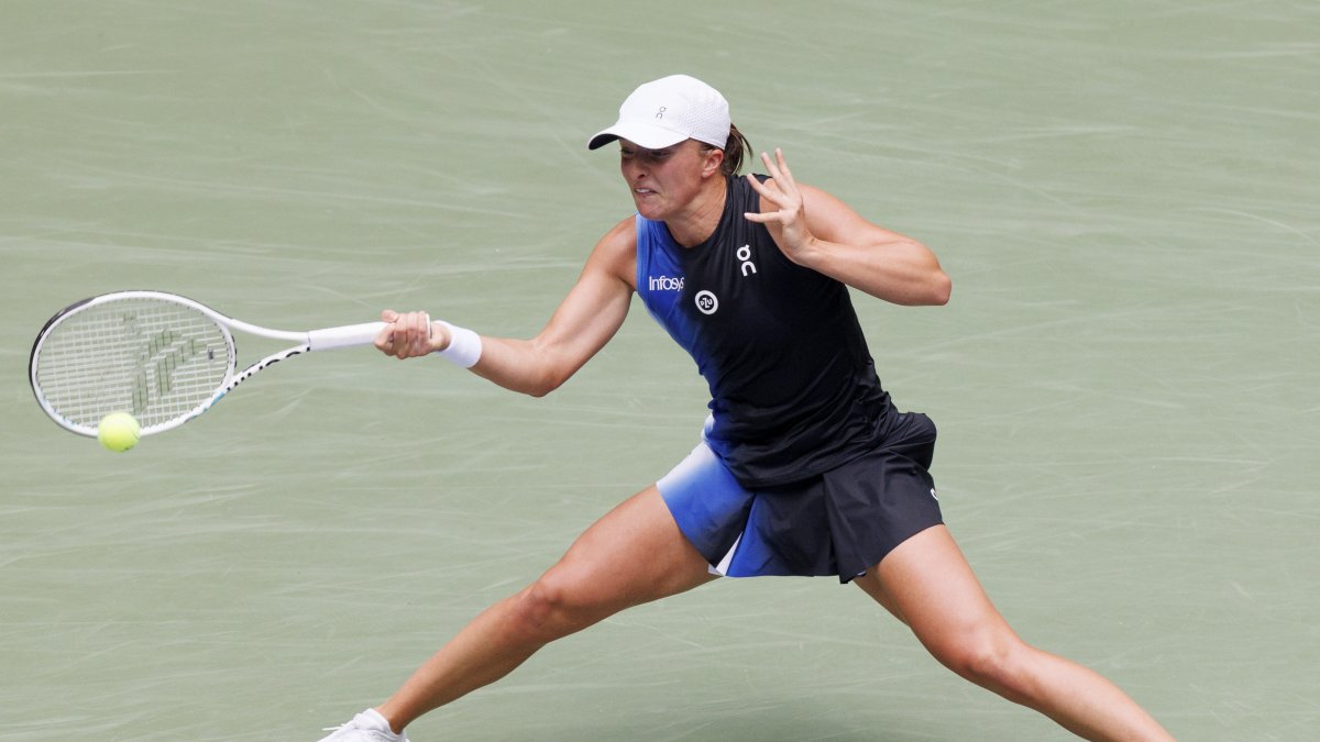 La tenista polaca Iga Swiatek se estrenó con victoria en el US Open.