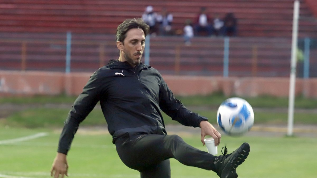 Luis Zubeldía va encontrando regularidad con los albos que se ubican en los primeros lugares.