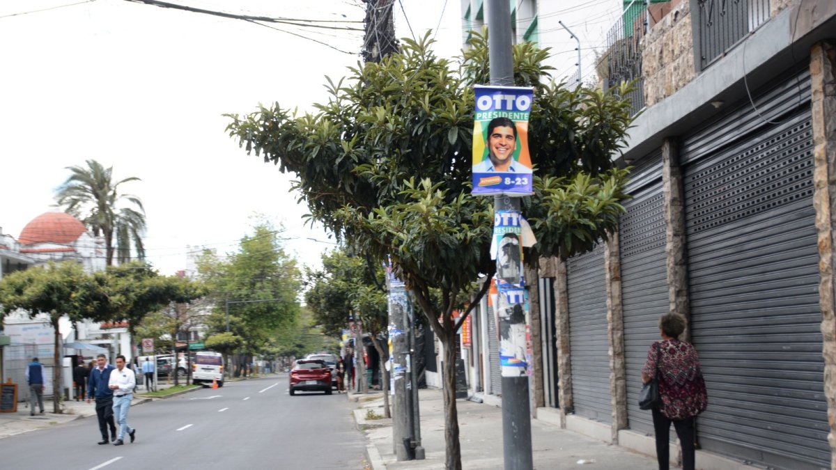 Norte. En La Mariscal se ve la publicidad a medio limpiar de Otto Sonnenholzner, excandidato a la Presidencia.