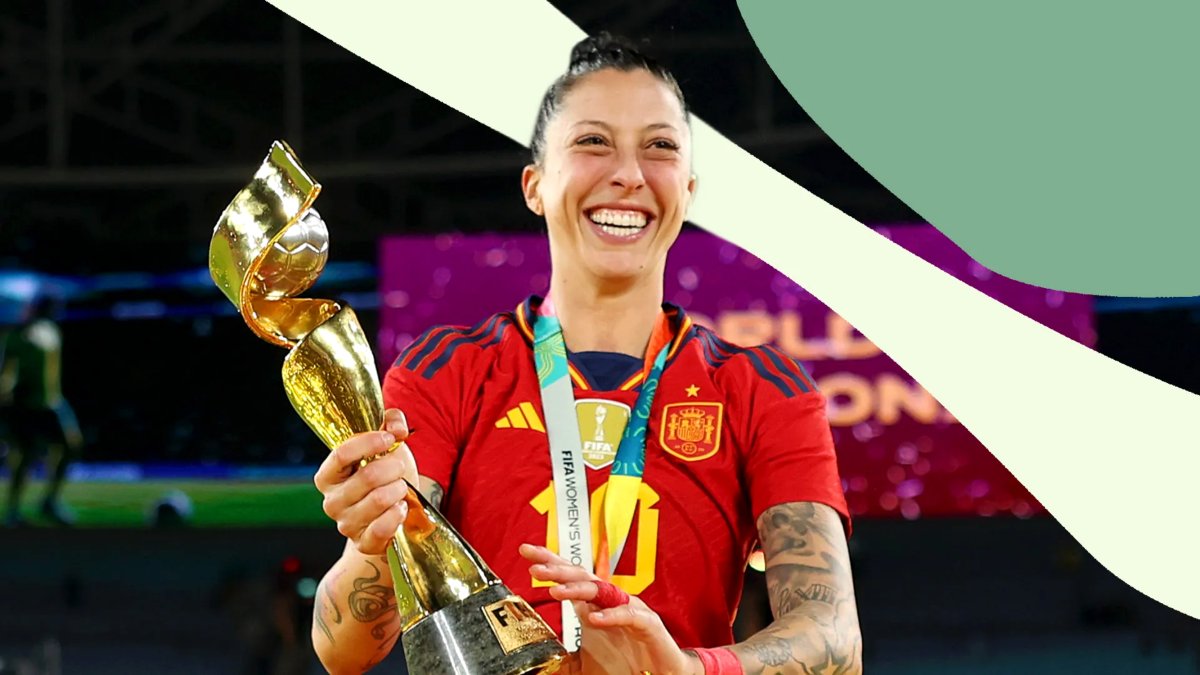Jenni Hermoso con el trofeo de campeonas del mundo que ganó con España.