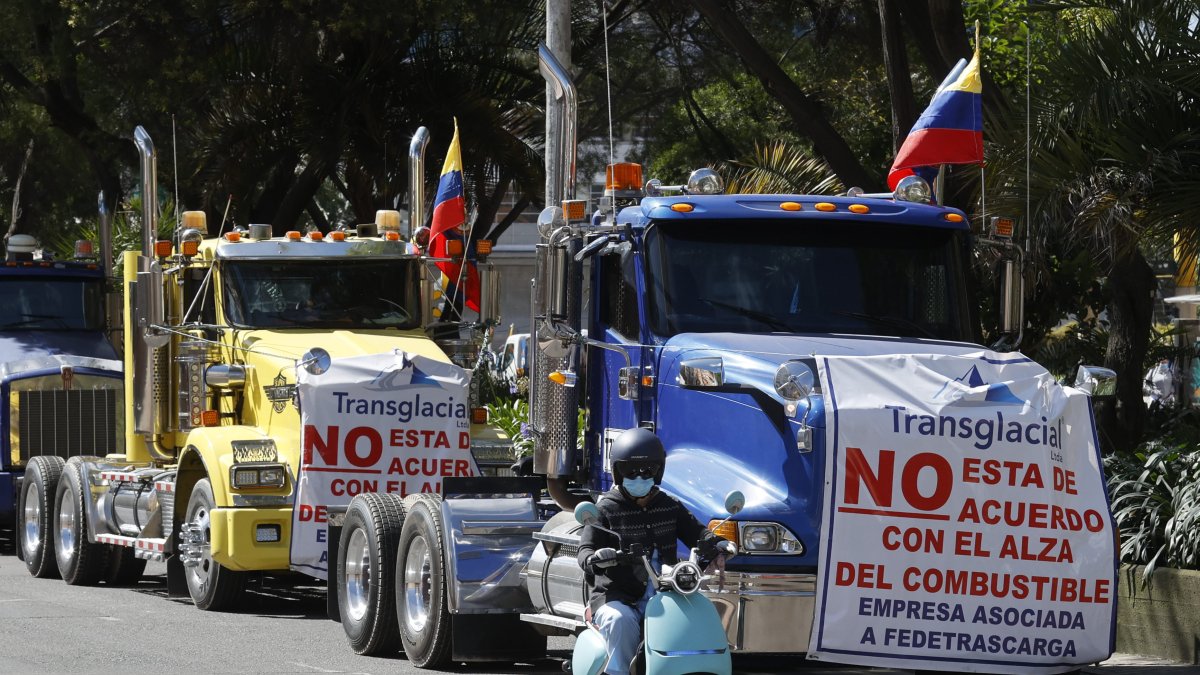 Camiones parqueados durante una protesta contra el alza del precio de la gasolina en Bogotá (Colombia).