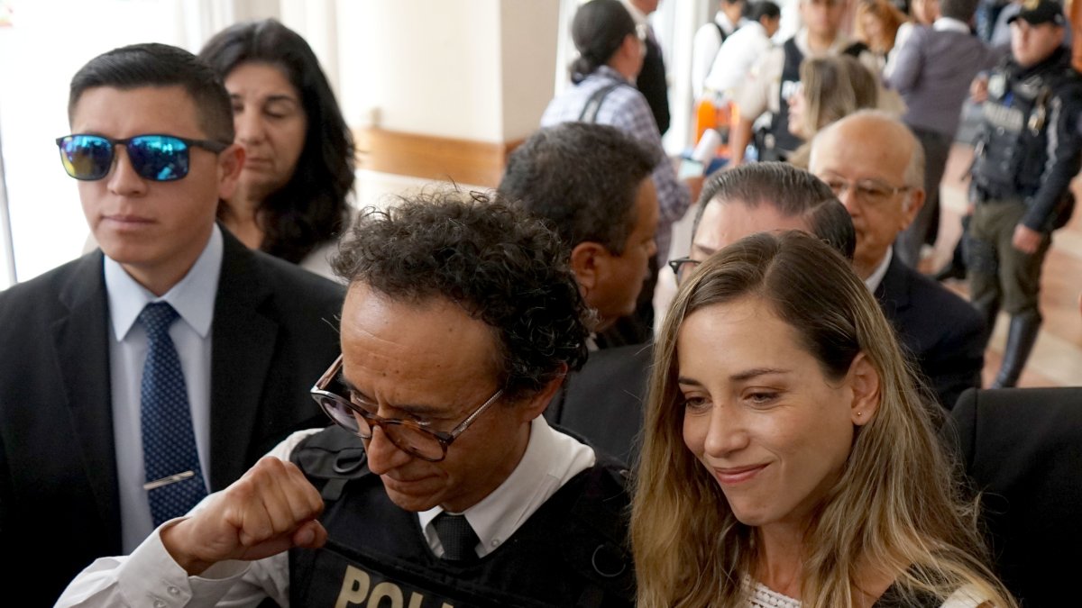 Andrea González (d) recordó los compromisos que perseguía Fernando Villavicencio.