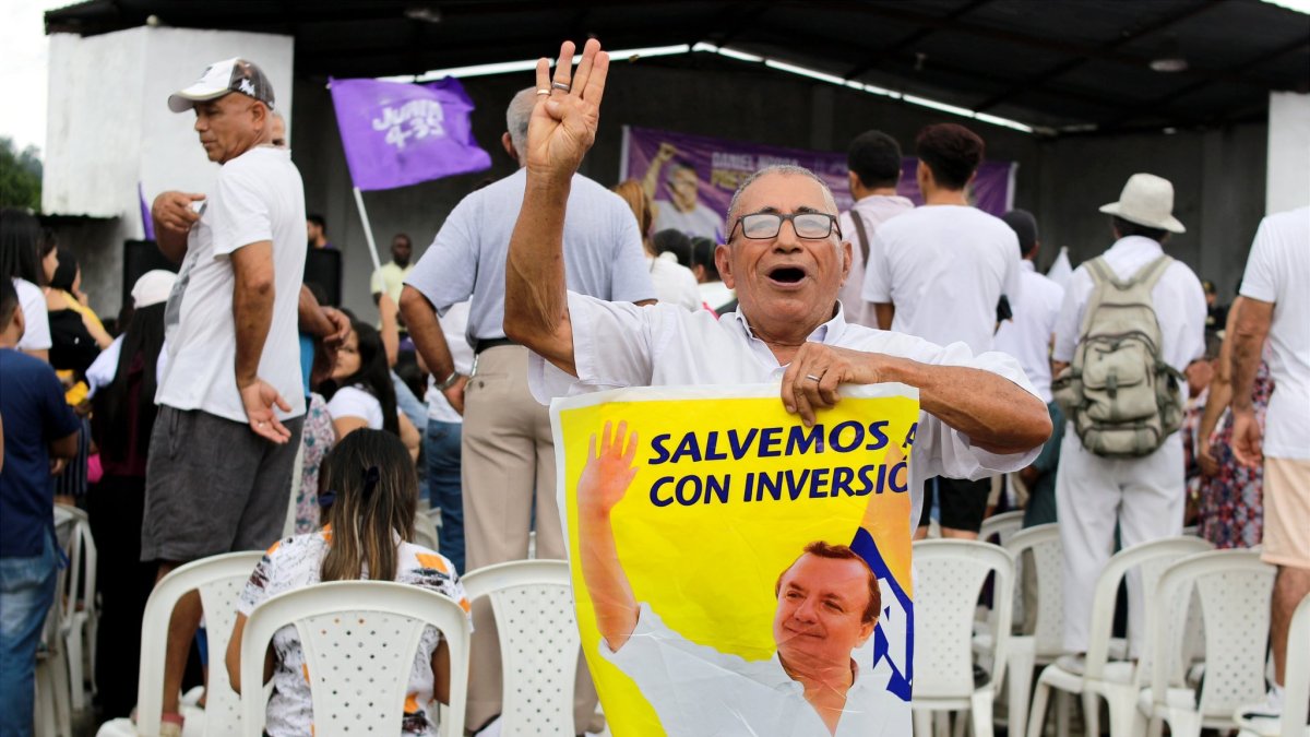 El candidato Daniel Noboa en un recorrido por Manabí