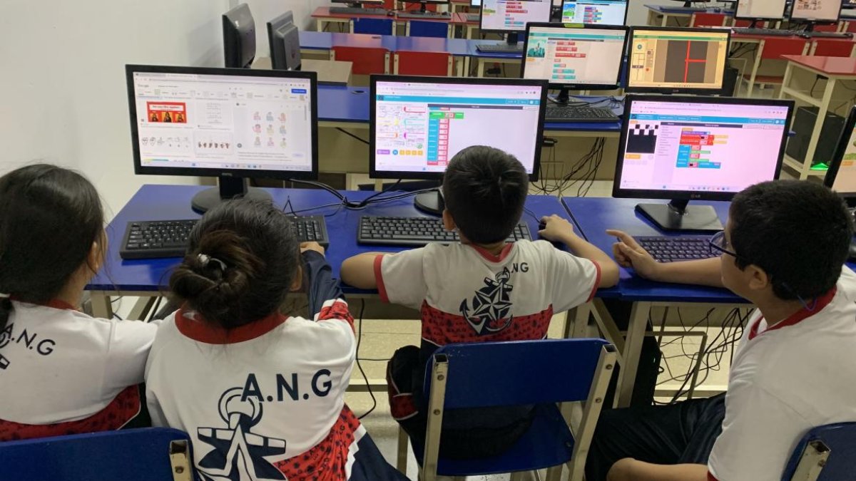 Pequeños estudiantes de la Academia Naval Guayaquil en medio del diseño de su aplicación que ayudará a personas sordomudas.