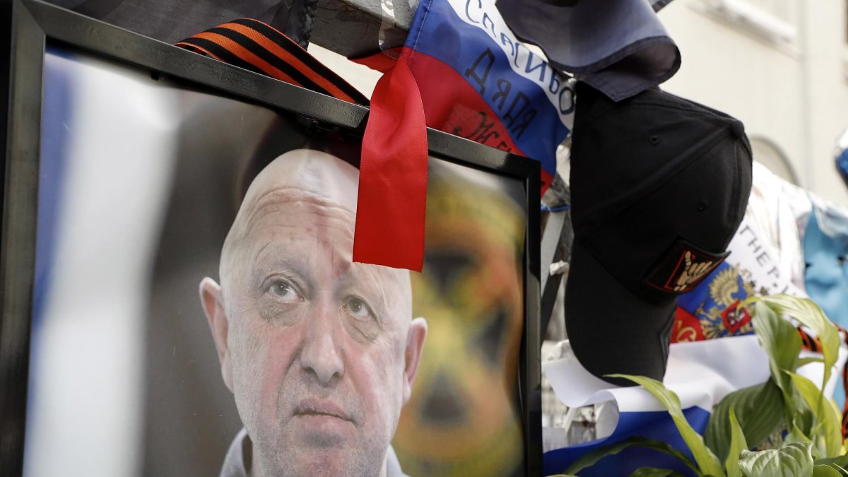 Un retrato del jefe del Grupo Wagner, Yevgeny Prigozhin, en su memoria en Moscú, el 28 de agosto de 2023.