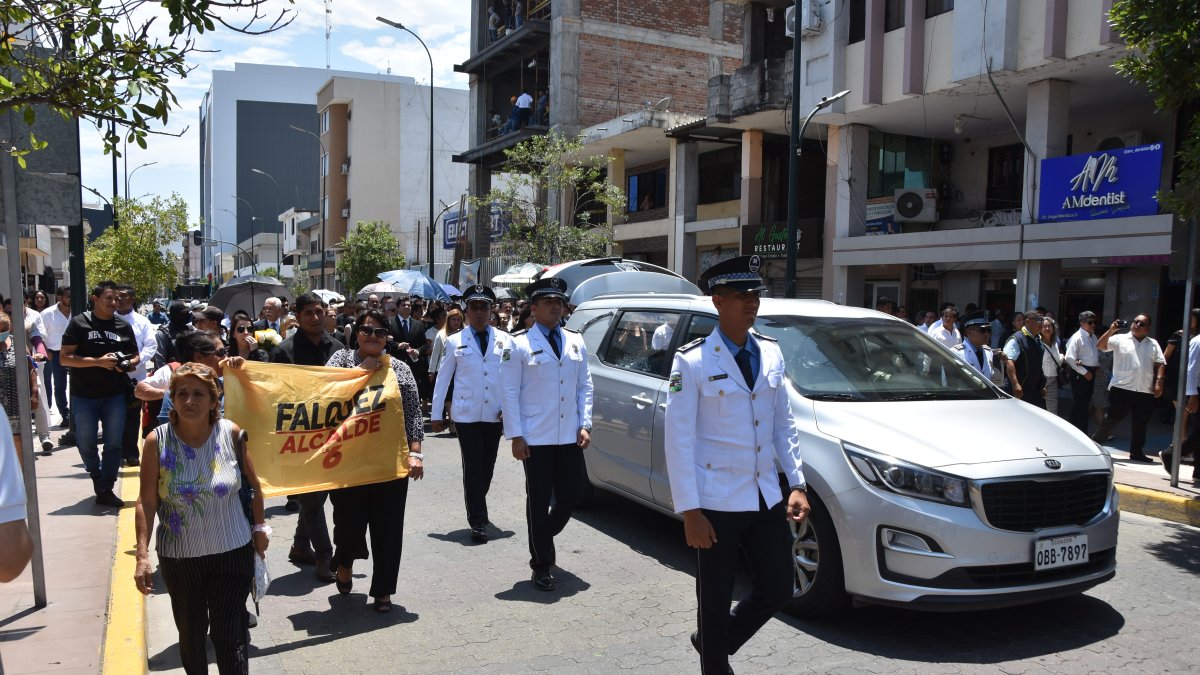 El ataúd recorrió las principales obras que realizó en el centro de Machala, como las Av.25 de Junio, Rocafuerte y el paso a desnivel.