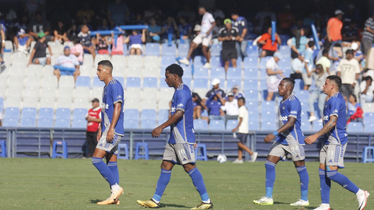 La hinchada millonaria reclamó a los jugadores azules tras caer ante Delfín.