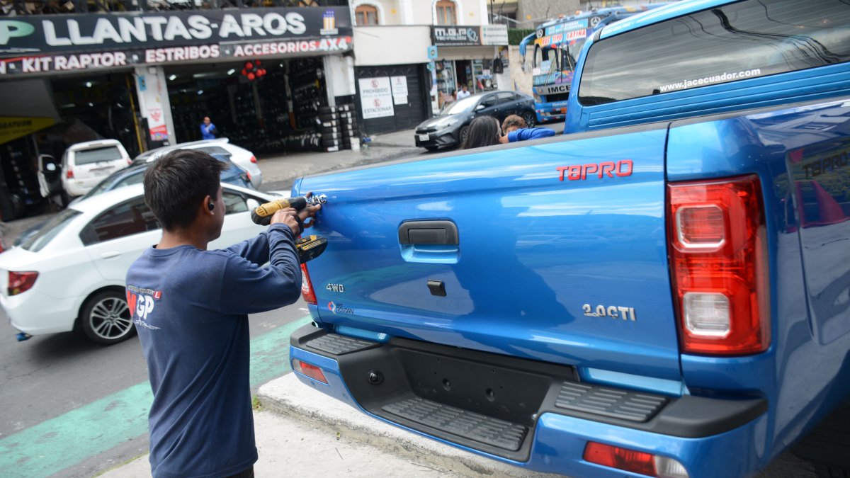 Las letras, logos e insignias de los carros pueden asegurarse con remaches.