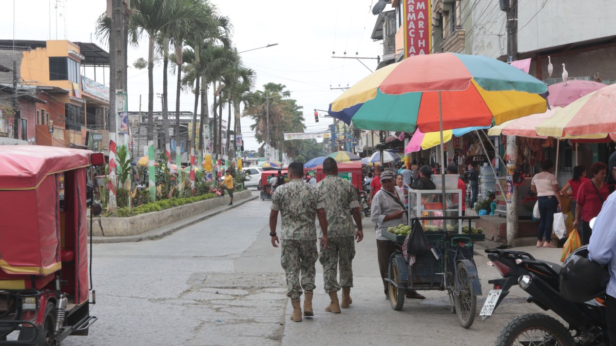 Medida. Desde mayo de 2021 a marzo de 2023, en Ecuador se han declarado  21 estados de excepción, la mayoría por la inseguridad. En la foto, militares en el centro de Salitre