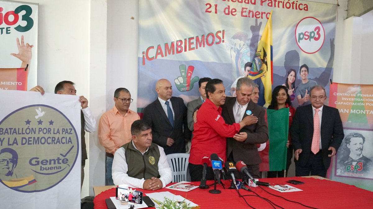 Firma. Momento en que se suscribió la alianza entre Gente Buena y el Partido Sociedad Patriótica.