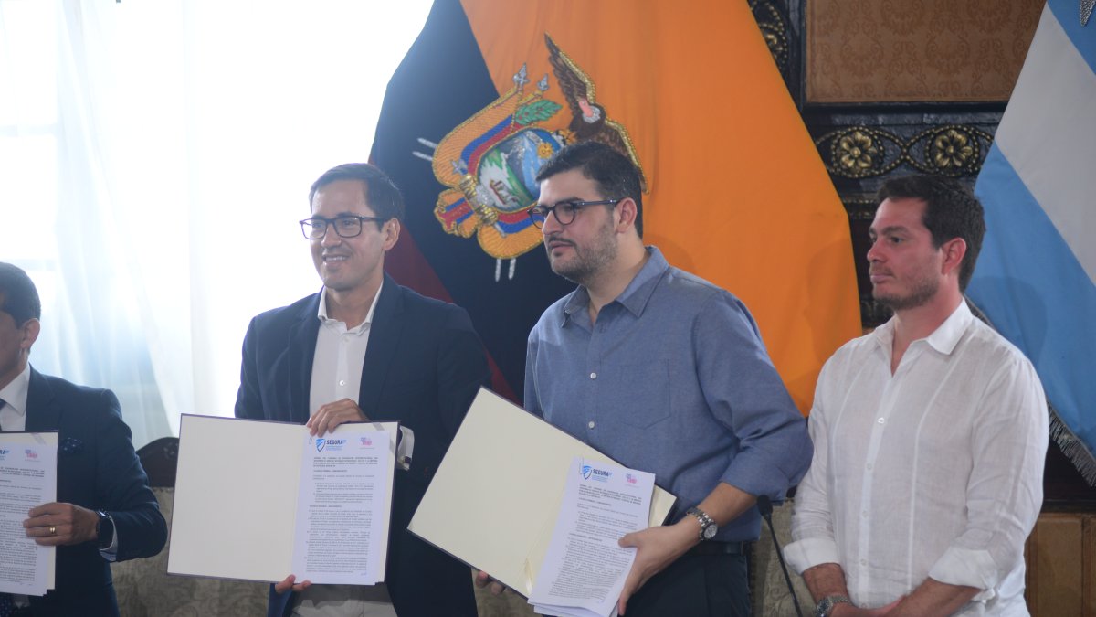  Representantes de la Empresa Pública Municipal para la Gestión de Riesgos y Control de Seguridad de Guayaquil - Segura EP y el ECU911 firmaron la renovación del convenio interinstitucional.
