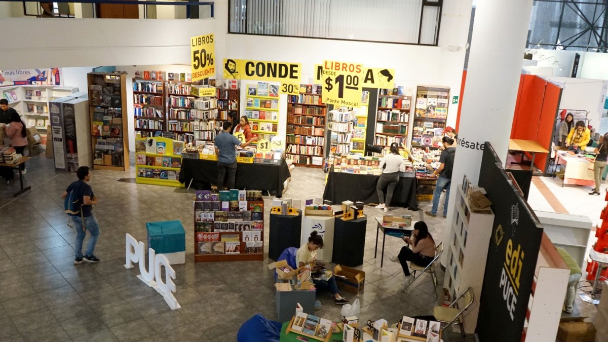 Evento. Otras ferias, como la de la PUCE, han dado espacio a editoriales y autores locales..