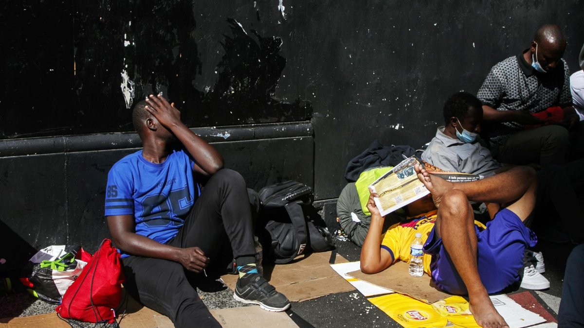 Migrantes permanecen sentados a las afueras de un hotel de Nueva York, el 1 de agosto de 2023.