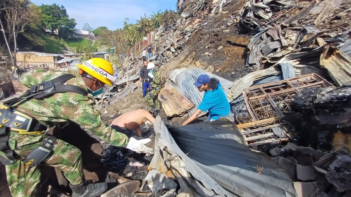 Personal del Ejército apoya en las labores de remoción de escombros