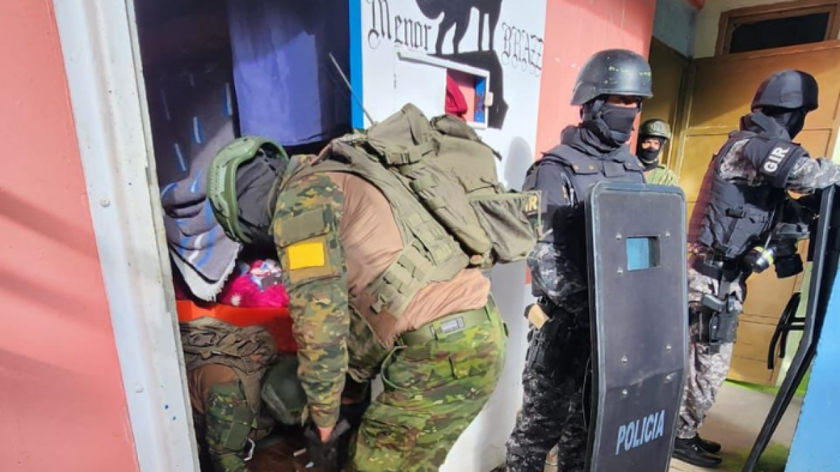 Los uniformados revisan celda por celda en la acción en la que se han desplegado aproximadamente 2.200 efectivos