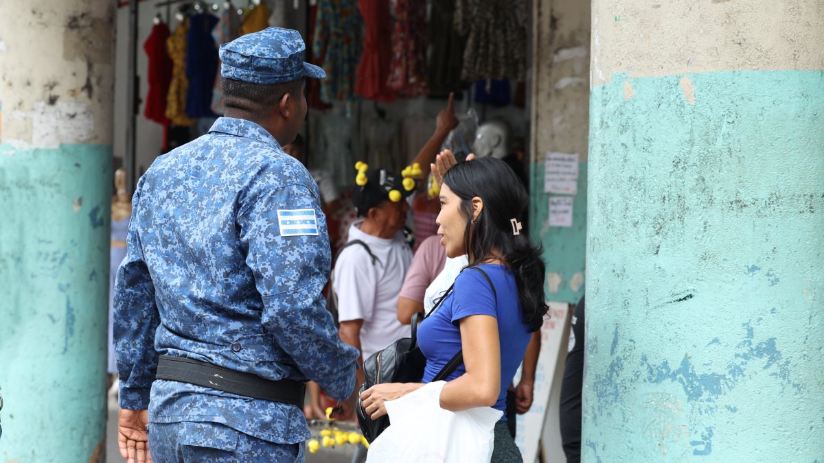 Los agentes vigilan el centro de Guayaquil
