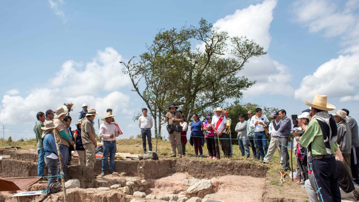 Campo. Un grupo de visitantes observa los trabajos que se ejecutan en el sitio arqueológico en Cajamarca (Perú).