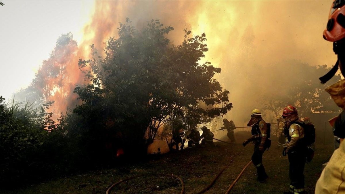 Combate. Los miembros del Cuerpo de Bomberos han tenido que controlar cerca de 300 incendios solo en agosto.