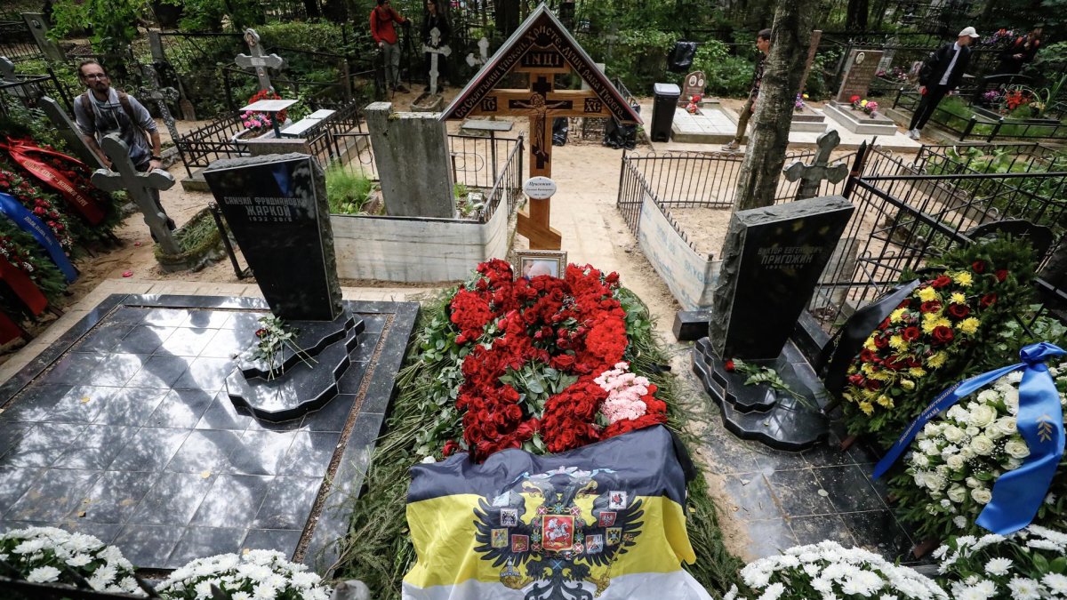 La tumba del jefe de Wagner, Yevgueni Prigozhin, en el cementerio de Porokhov en San Petersburgo.