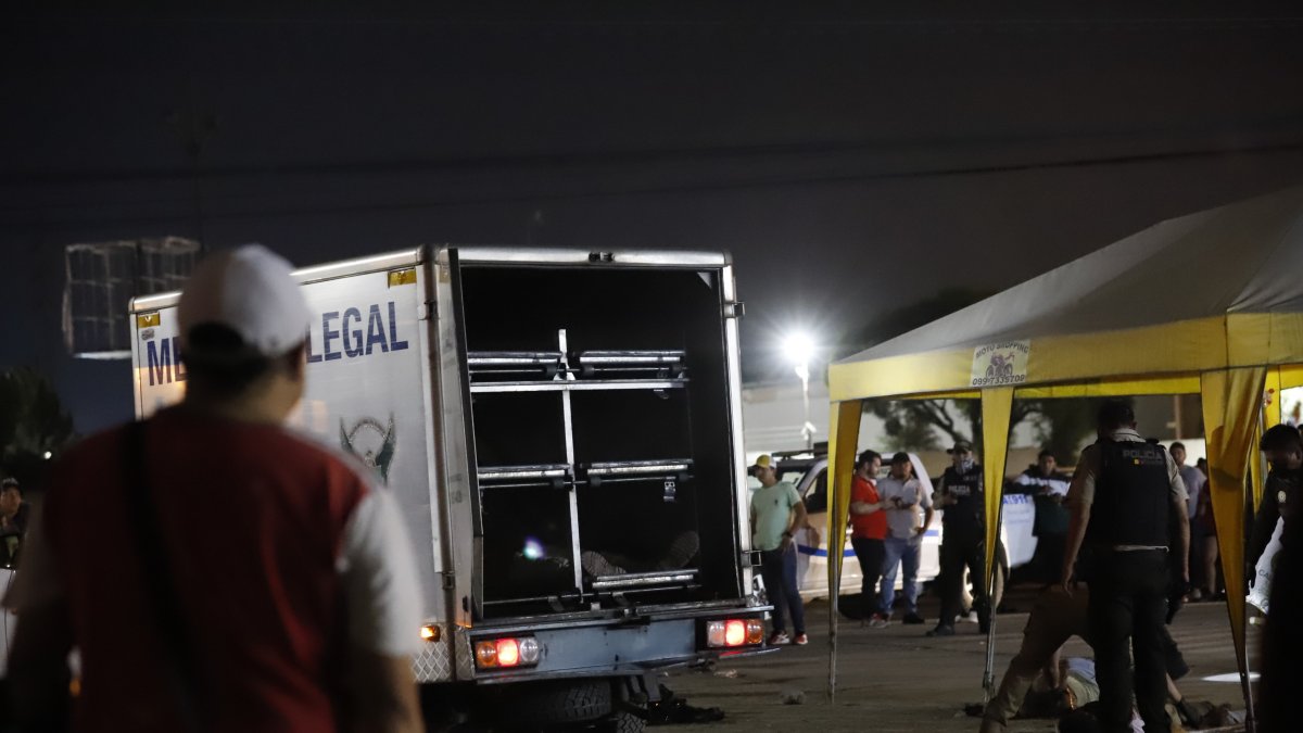 Durán. Elementos policiales recogen evidencias la noche del martes 29 de agosto de 2023, en uno de los lugares donde hubo tiroteos.