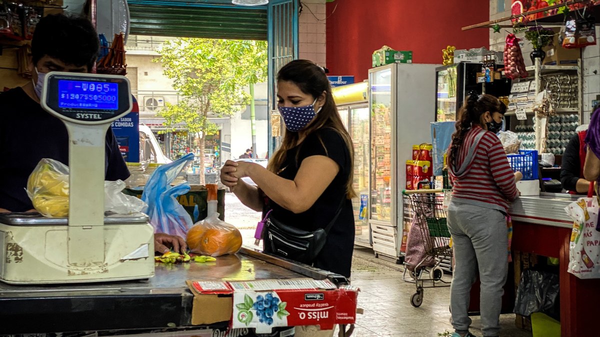 Negocio.- Mujeres en un supermercado para comprar alimentos en Buenos Aires.