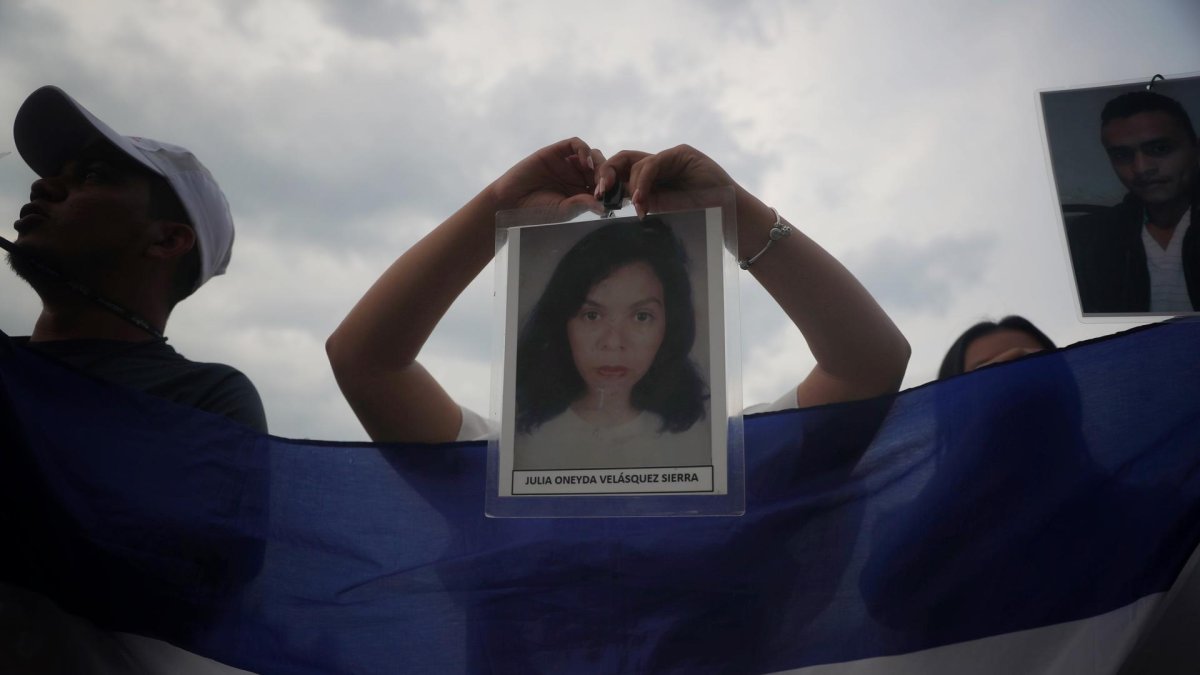 Familiares de migrantes centroamericanos se manifiestan para exigir resultados en la búsqueda de sus desaparecidos en el Zócalo de Ciudad de México.