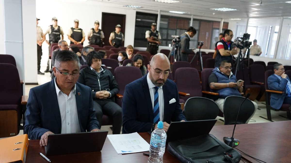 Mario Godoy (c), abogado de Guillermo Churuchumbi en el recurso ante el Contencioso Electoral.