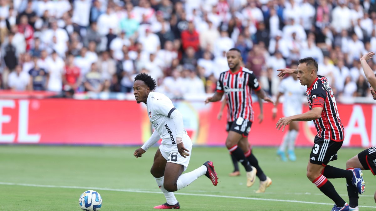 Jhojan Julio (i) fue clave en la victoria de Liga de Quito sobre Sao Paulo en la capital.