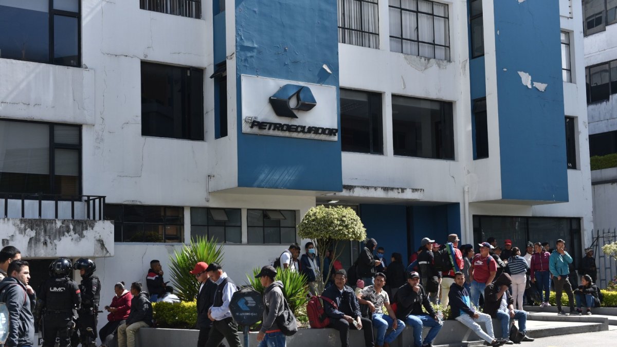 Petroecuador confirmó la desvinculación de 250 funcionarios y señaló que la medida fue tomada con base en el análisis de la estructura salarial y a la sobrevaloración de algunos puestos.