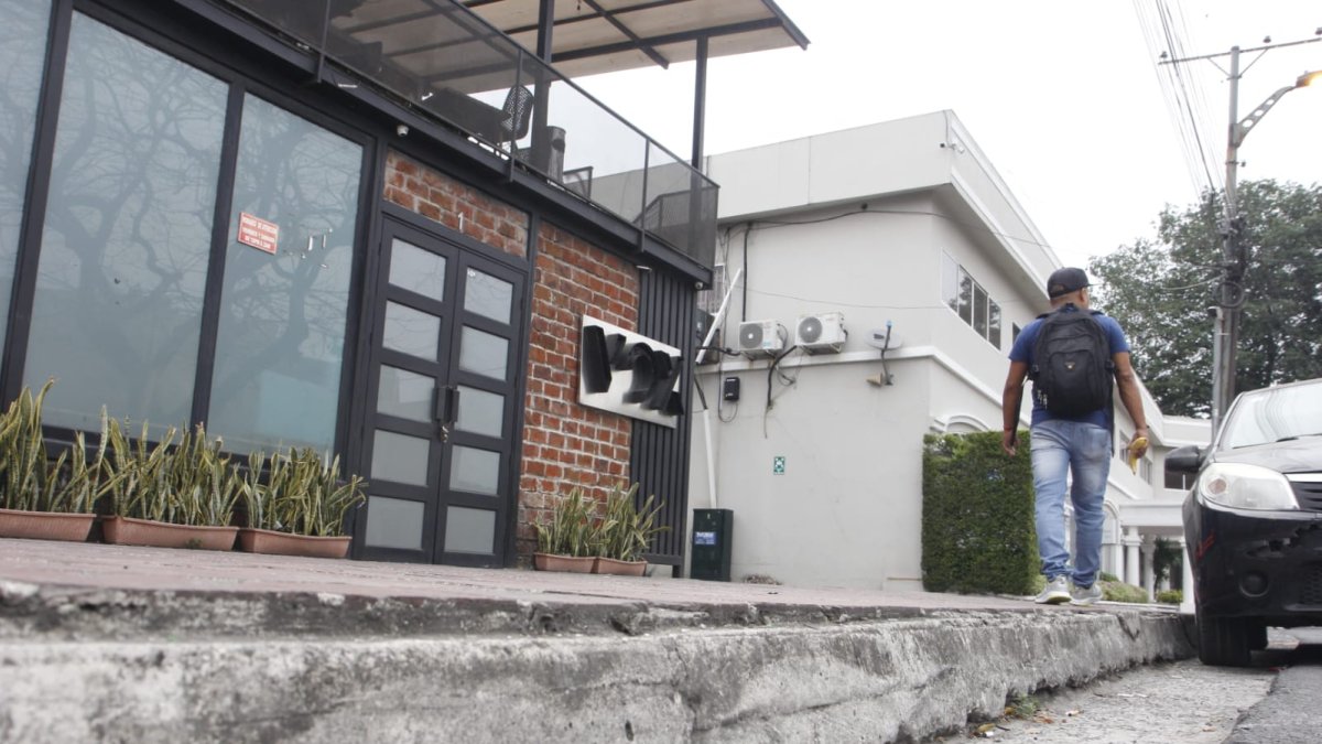 Policías llegaron al sitio para investigar el caso, que ocurrió la madrugada de este jueves.