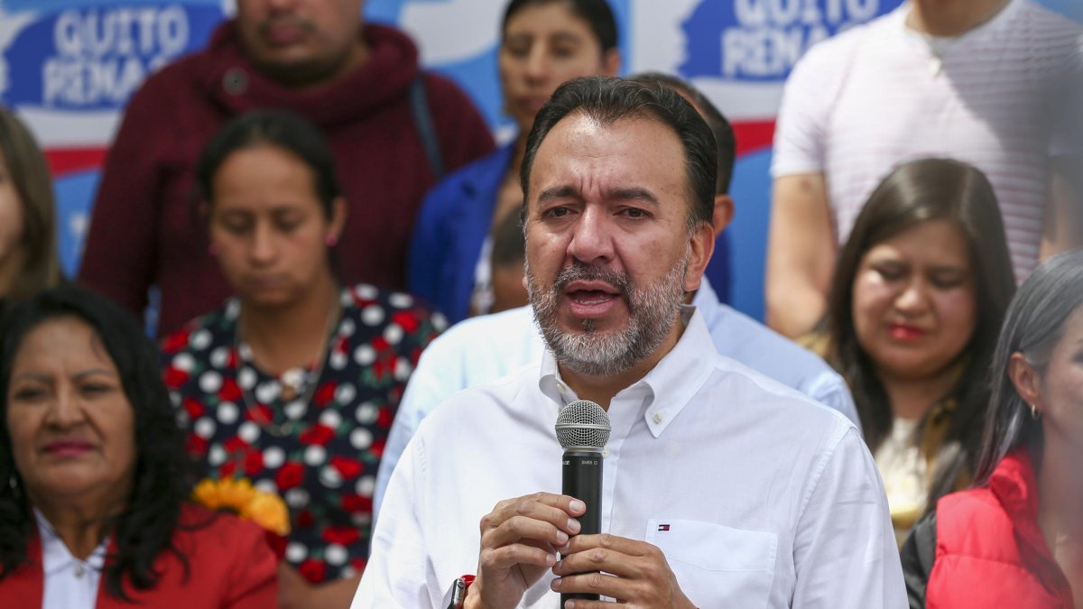 Fotografía de archivo en la que se registró al alcalde de Quito, Pabel Muñoz, quien explico que existen dos focos de conflagración en los que trabajan un total de 120 bomberos con medio centenar de vehículos desplegados.