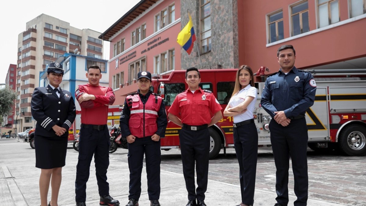 El Cuerpo de Bomberos de Quito busca profesionales en psicología clínica y tecnología en emergencias médicas.
